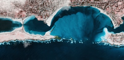城市水体附近的空中摄影
